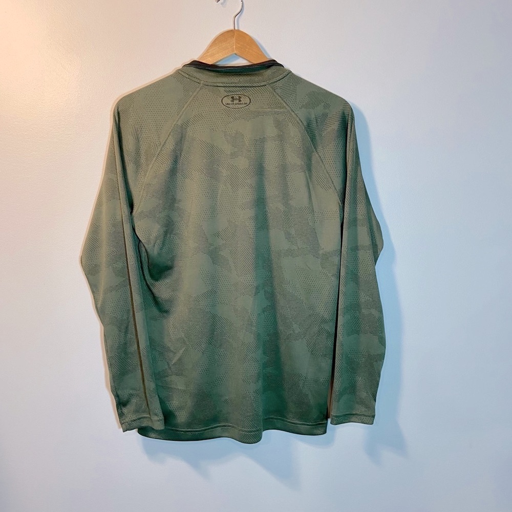 *SOLD* Under Armour long sleeved shirt - Picture 3 of 5